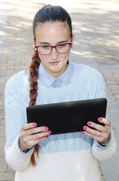 Mujer buscando una tableta — Foto de Stock