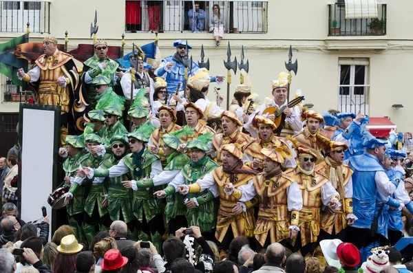 Chœur de carnaval chante au public — Photo