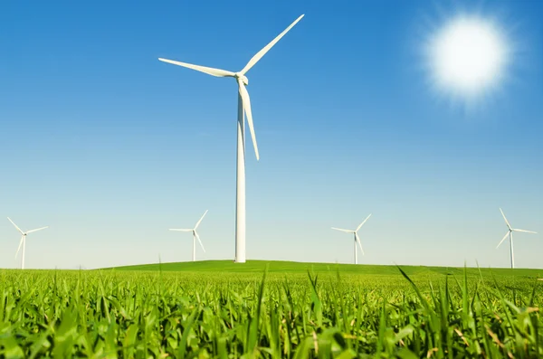 Větrné mlýny pro generování větrná energie — Stock fotografie