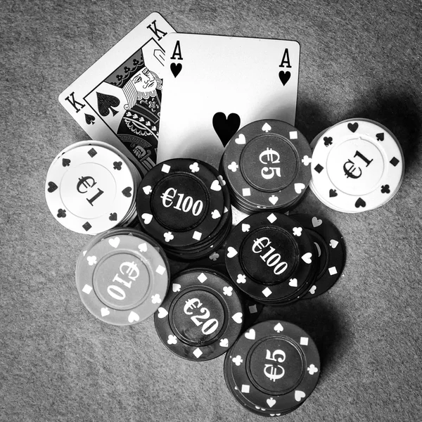 Rei e ás entre fichas de casino — Fotografia de Stock