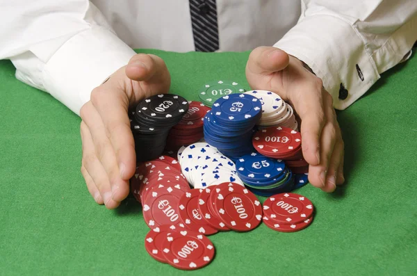 Mãos a apostar fichas de casino — Fotografia de Stock