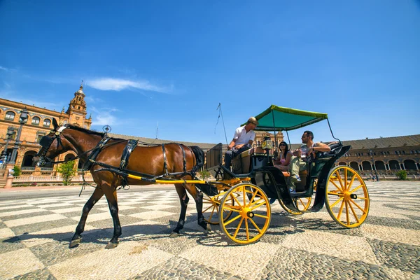 塞维利亚，西班牙-五月 07： 马马车游客漫步通过 — 图库照片