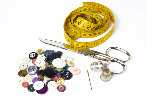 Botones, medidor, tijeras, dedal y aguja — Foto de Stock