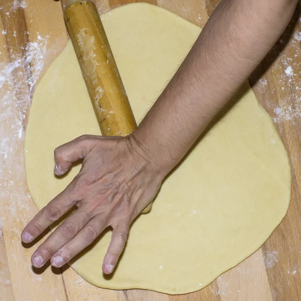 Ręce z toczenia wyrabiania ciasta — Zdjęcie stockowe