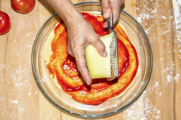 Koken zelfgemaakte pizza — Stockfoto