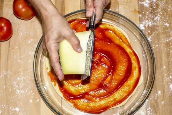 Koken zelfgemaakte pizza — Stockfoto