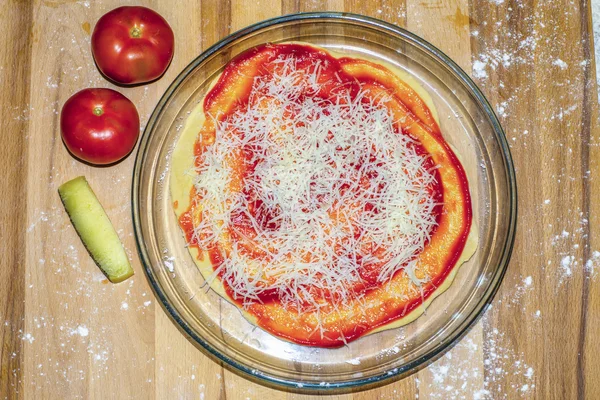Hemlagad pizza med ost och tomat — Stockfoto