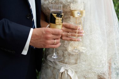 Gelin ve damat şampanya kadehleriyle