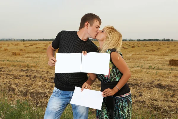 Αστεία ζευγάρι δείχνει άδειο κομάτι χαρτί — Φωτογραφία Αρχείου