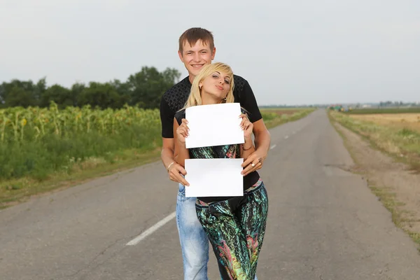 Roliga par visar tomma pappersark — Stockfoto