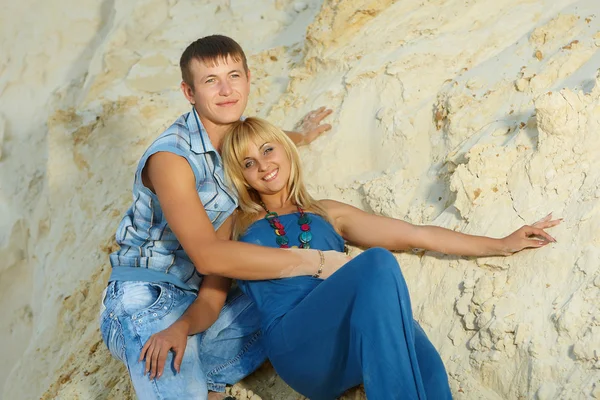 Mann und Mädchen im weißen Sand — Stockfoto