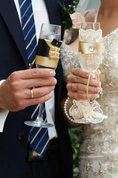 Bride and groom with glasses of champagne — Stock Photo, Image