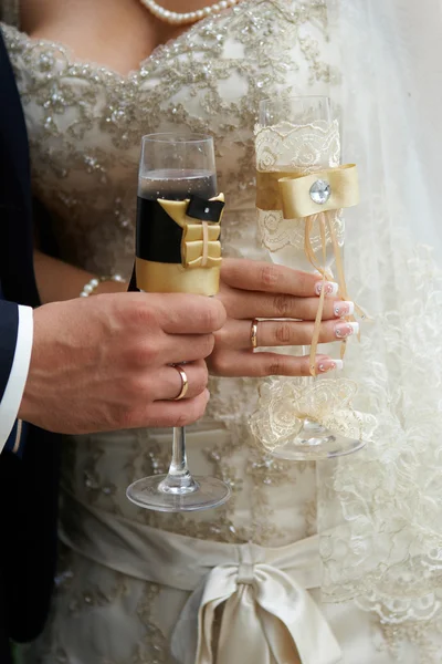 Bride and groom with glasses of champagne — Stock Photo, Image