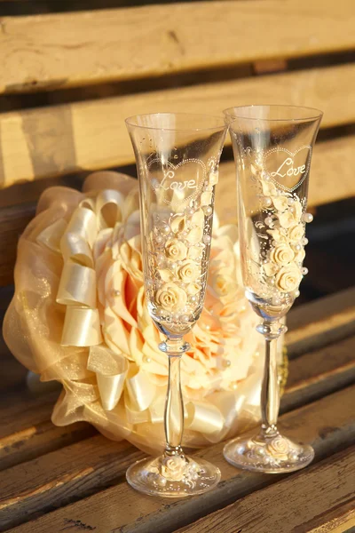 Två glas och en bröllop bukett på träbänk — Stockfoto