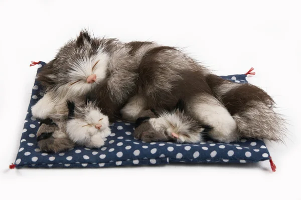Игрушечная кошка с двумя котятами — стоковое фото