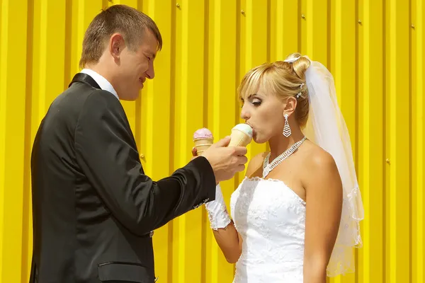 The bride and groom eat ice cream — Stock Photo, Image