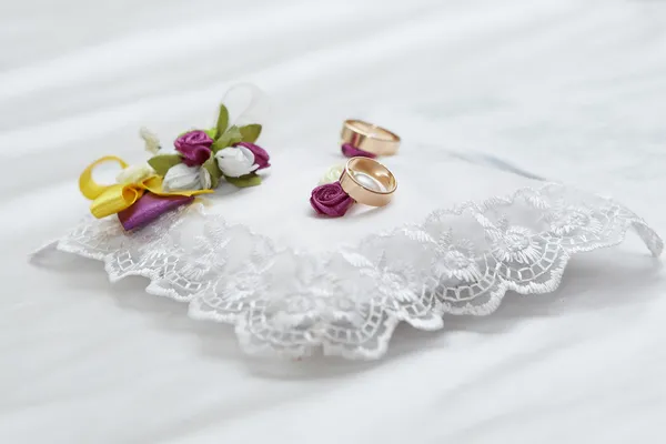 Dos anillos en seda blanca y fondo de encaje —  Fotos de Stock