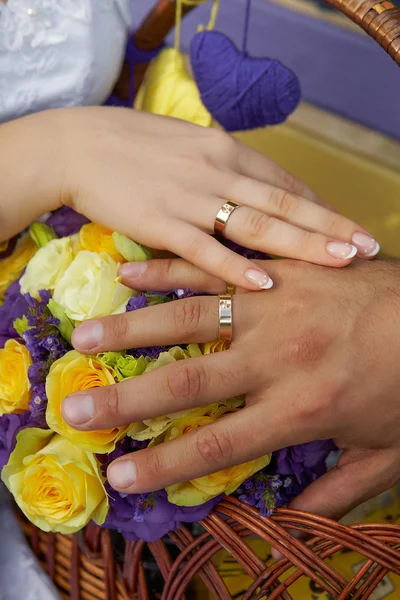 La mano del novio y la novia con anillos de boda — Foto de Stock