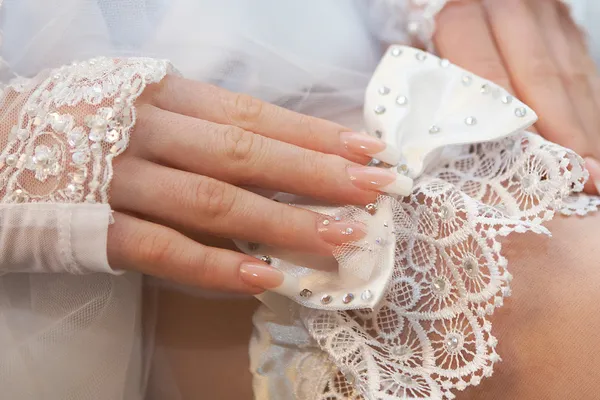 Jarretière sur la jambe d'une mariée — Photo