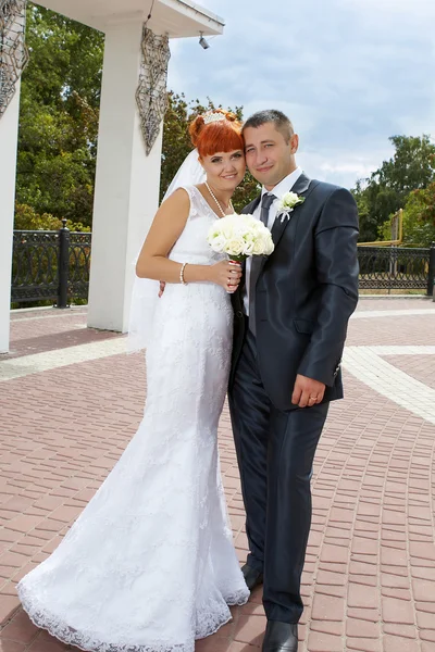 Lyckliga paret på bröllopsdagen — Stockfoto