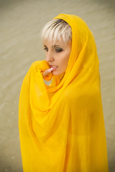 Mädchen in einem gelben Taschentuch — Stockfoto