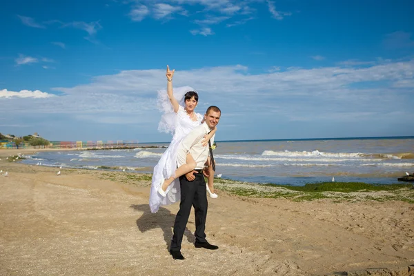 Bride and groom laugh — Stock Photo, Image