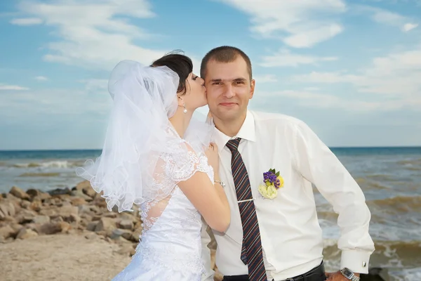 Braut und Bräutigam sanfter Kuss — Stockfoto