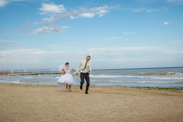 Nevěsta a ženich smích — Stock fotografie