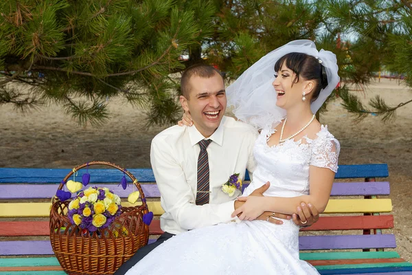 Bride and groom laugh — Stock Photo, Image