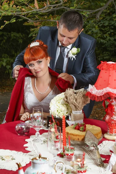 Счастливая пара в день свадьбы — стоковое фото
