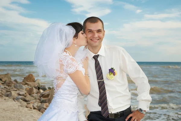 Sposa e sposo dolce bacio — Foto Stock