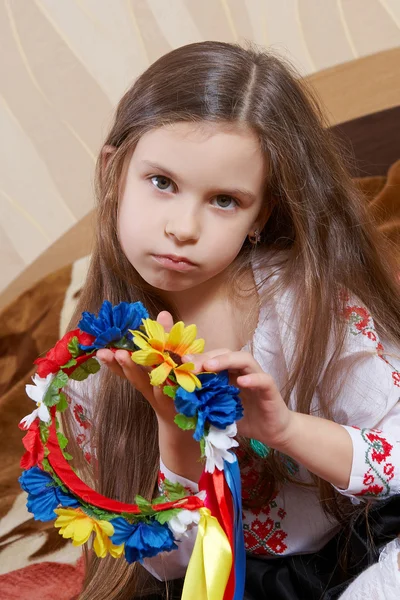 小女孩用明亮的花环 — 图库照片