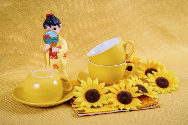 Koffie kopjes en schotels en beeldje geisha — Stockfoto