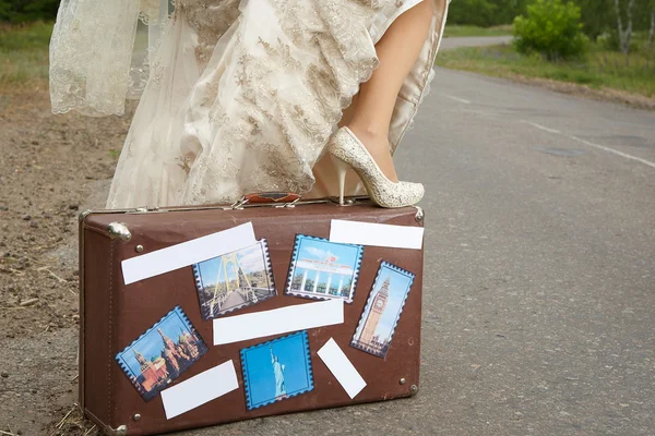 Noiva com bagagem na estrada — Fotografia de Stock