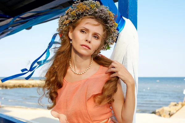 Retrato hermosa mujer con una corona — Foto de Stock