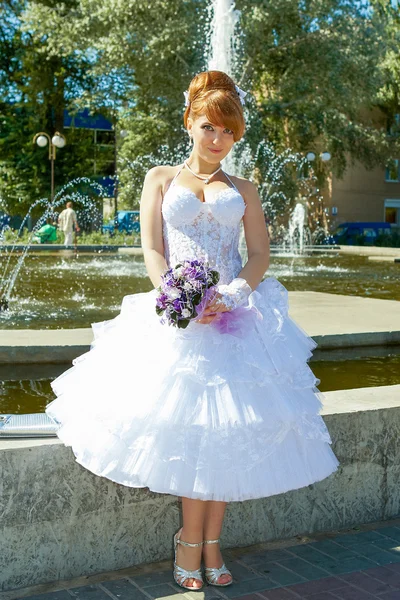 赤毛の魅力的な花嫁 — ストック写真