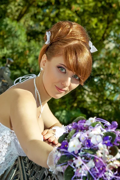 Portret roodharige charmante bruid — Stockfoto