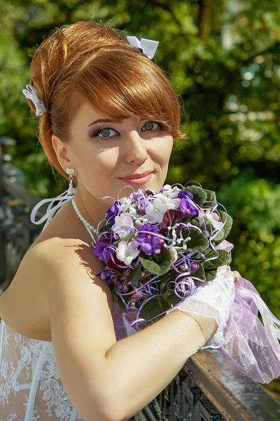 Portret roodharige charmante bruid — Stockfoto