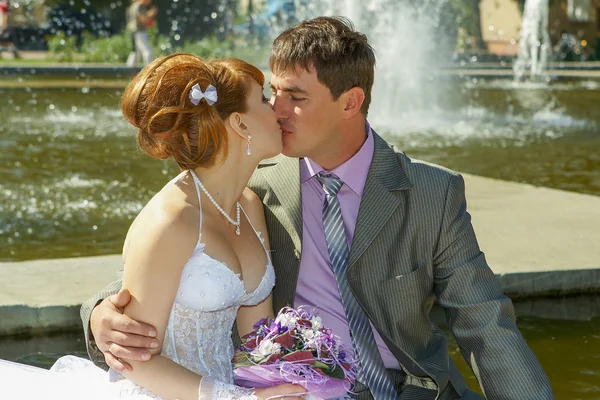 Nevěsta a ženich něžný polibek — Stock fotografie