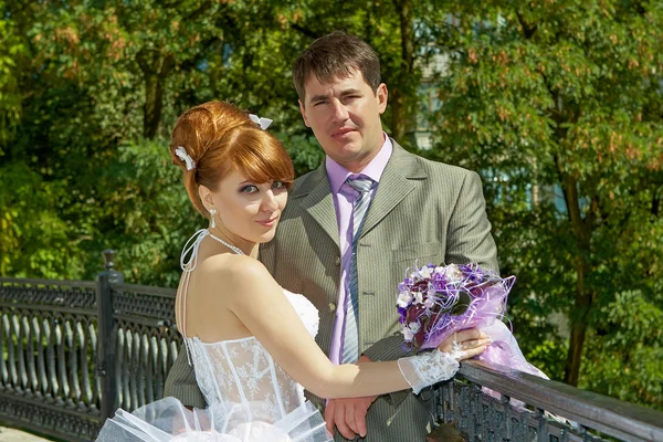 Retrato pelirroja novia y novio —  Fotos de Stock