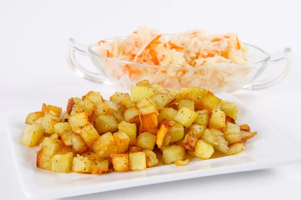 Cubos de patata frita con col agria — Foto de Stock