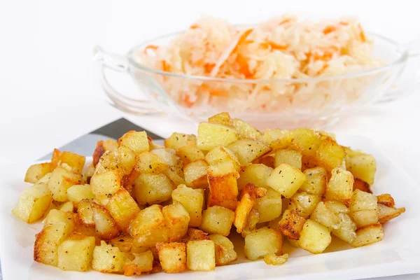 Жареный картофель с кислым капустой — стоковое фото