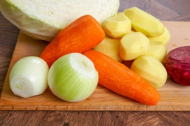çiğ soyulmuş sebze çorbası