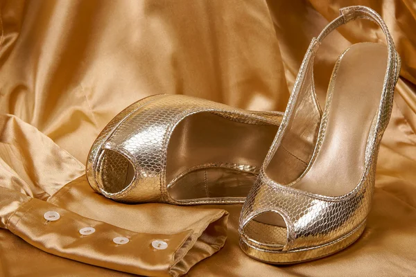 Zapatos de oro —  Fotos de Stock