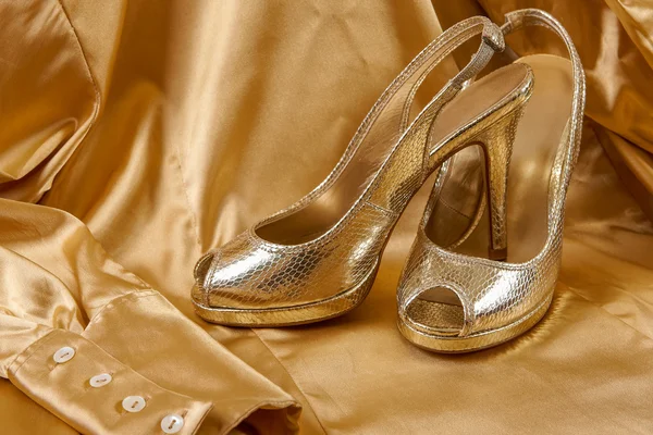 Zapatos de oro —  Fotos de Stock