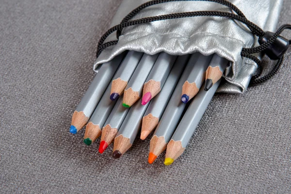 彩色的铅笔在银色的外壳 — 图库照片