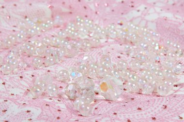 kumaş üzerinde güzel pembe renkli taşlar