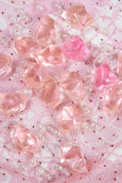 Hermosas piedras de color rosa sobre una tela — Foto de Stock