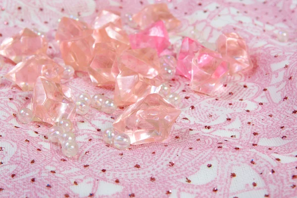 Belas pedras coloridas cor-de-rosa em um tecido — Fotografia de Stock