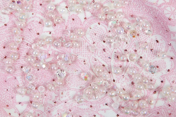 ファブリックで美しいピンク色のカラフルな石 — ストック写真